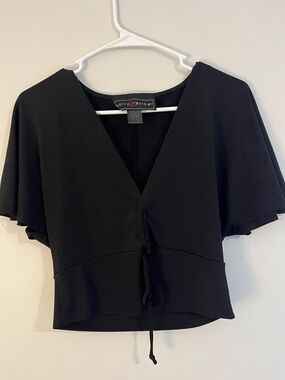 Polly & Esther Black V-Neck Tie-Front Crop Blouse